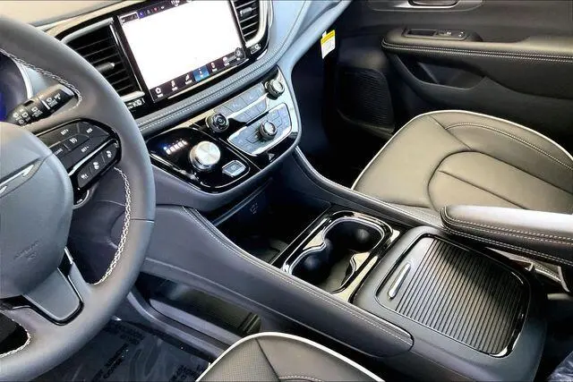 2027 Chrysler Pacifica Limited photo 5