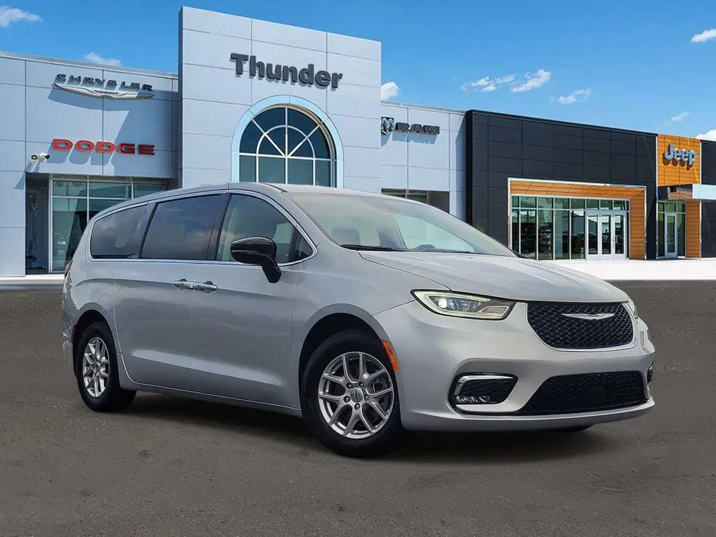 2024 Chrysler Pacifica Touring L photo 1