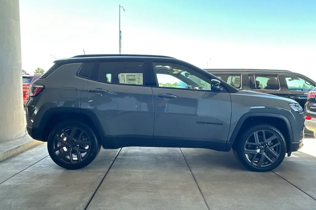 2026 Jeep Compass Limited Altitude 4X4 photo 3