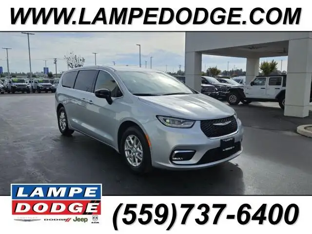 2026 Chrysler Pacifica Select's photo