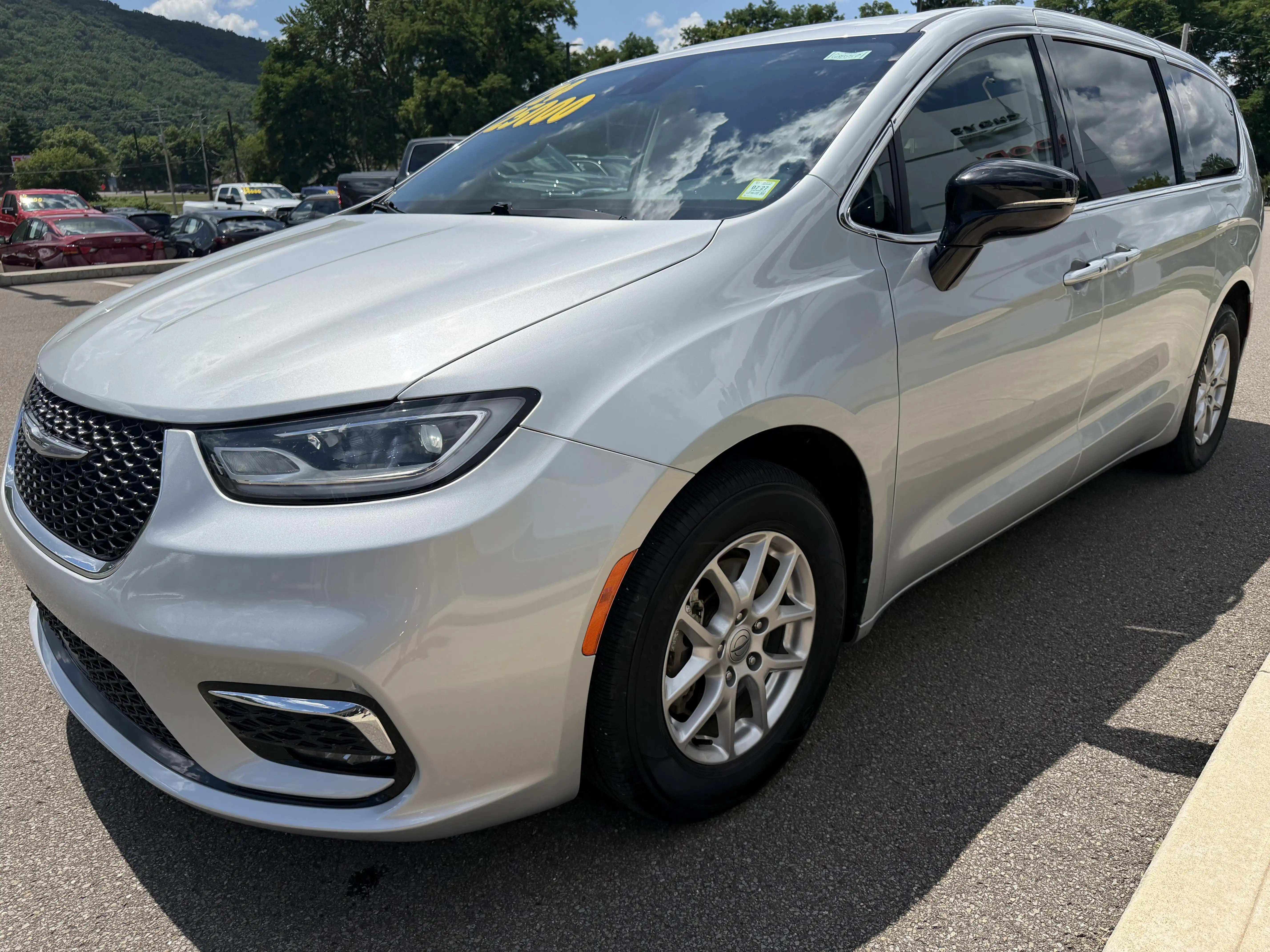 2024 Chrysler Pacifica Touring L's photo