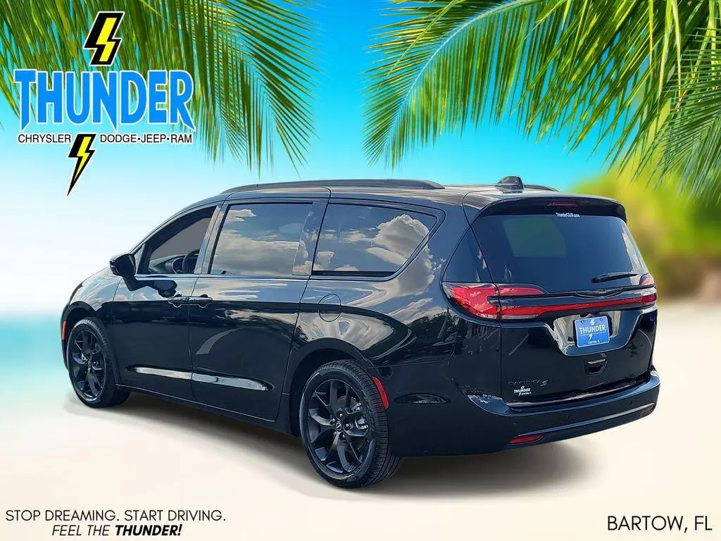 2026 Chrysler Pacifica Select photo 3