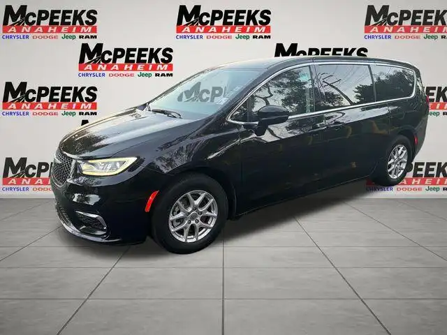 2024 Chrysler Pacifica Touring L's photo