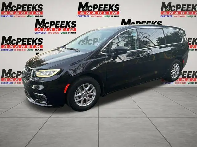 2024 Chrysler Pacifica Touring L's photo