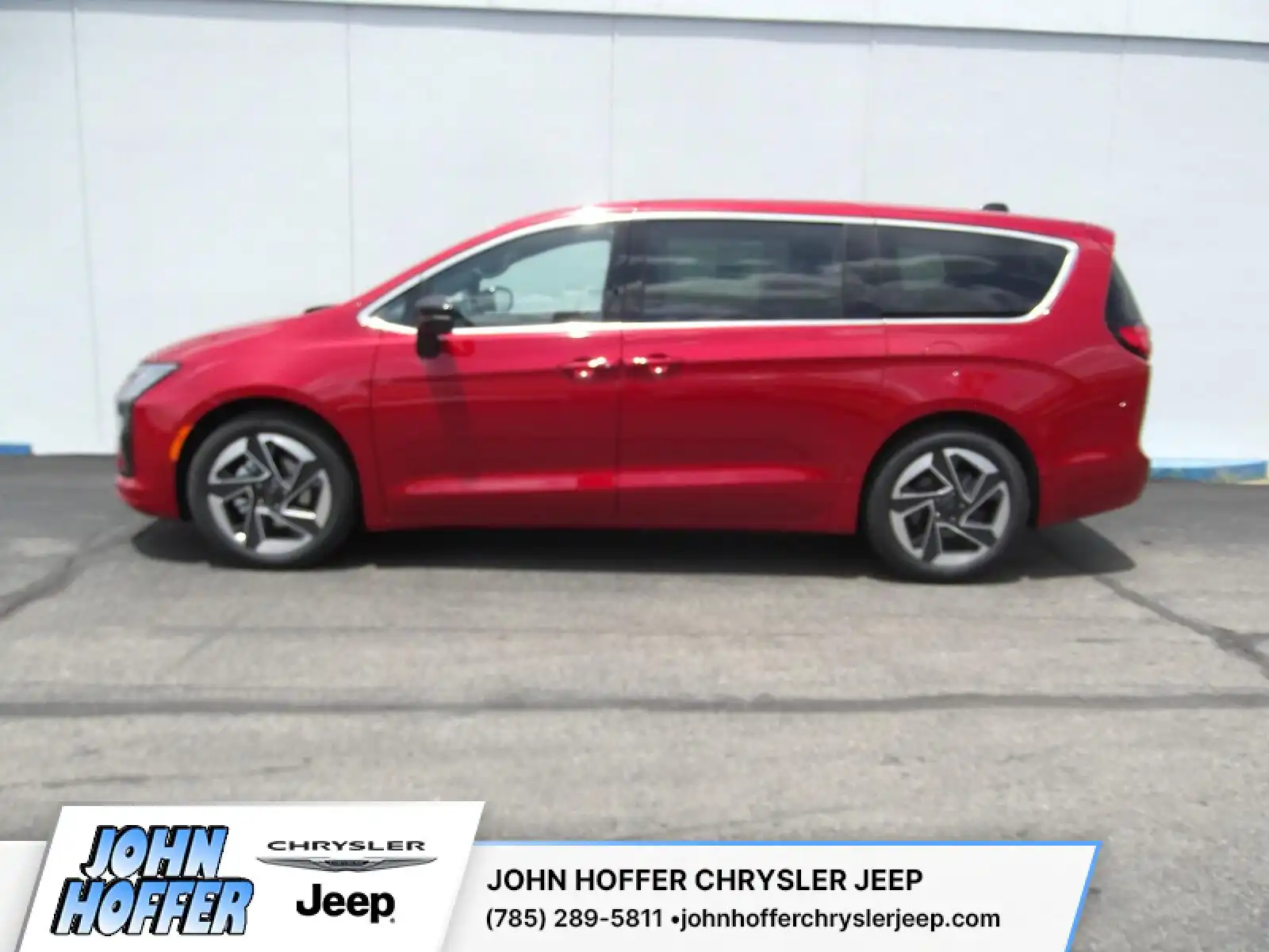 2027 Chrysler Pacifica Limited's photo