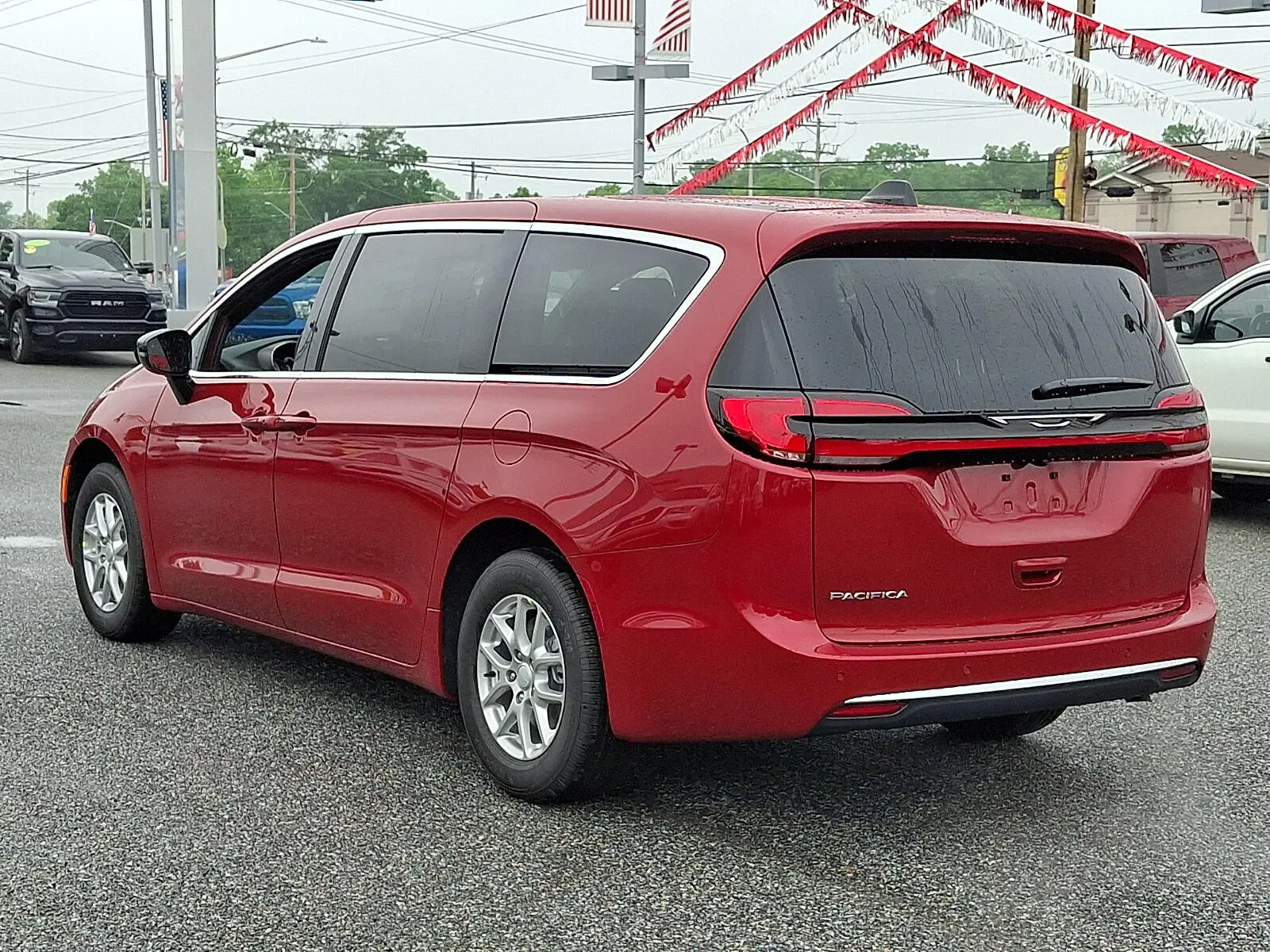 2027 Chrysler Pacifica Select photo 3