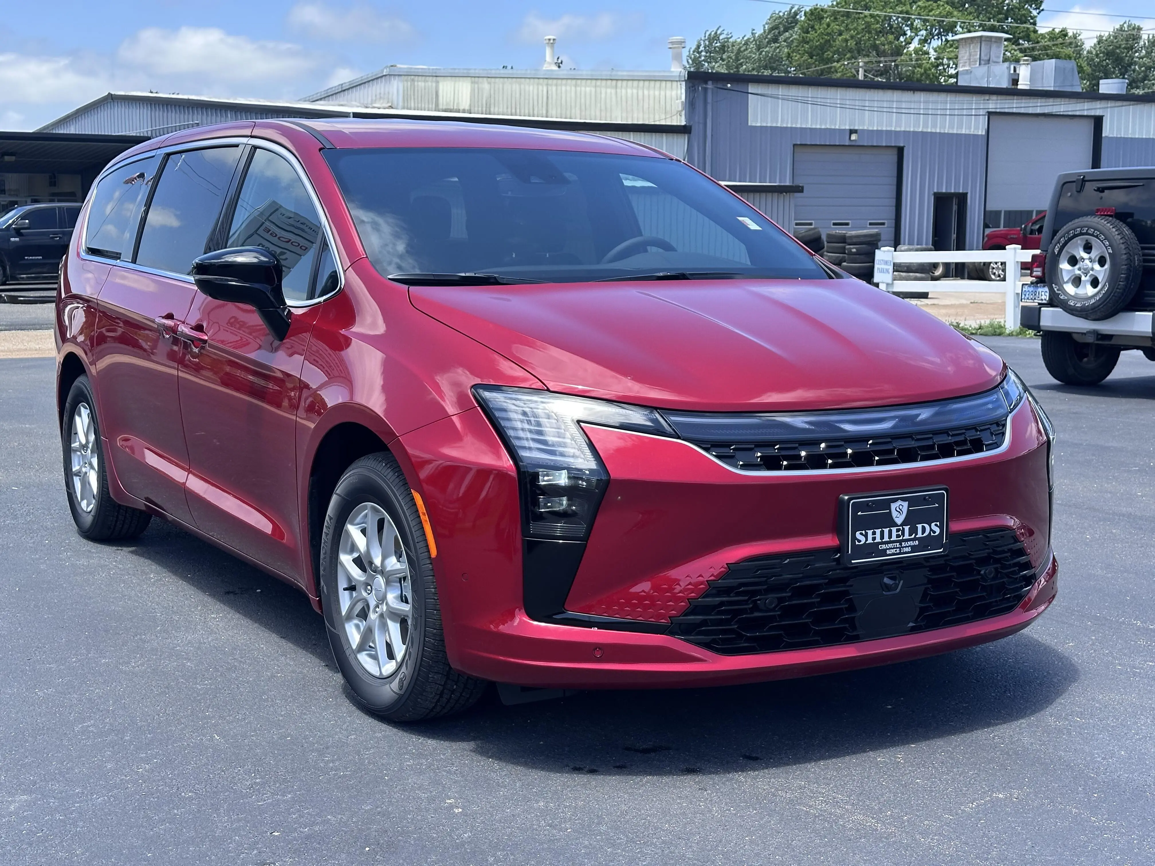 2027 Chrysler Pacifica Select photo 3