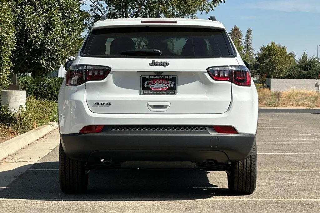 2026 Jeep Compass Latitude Altitude 4WD photo 5