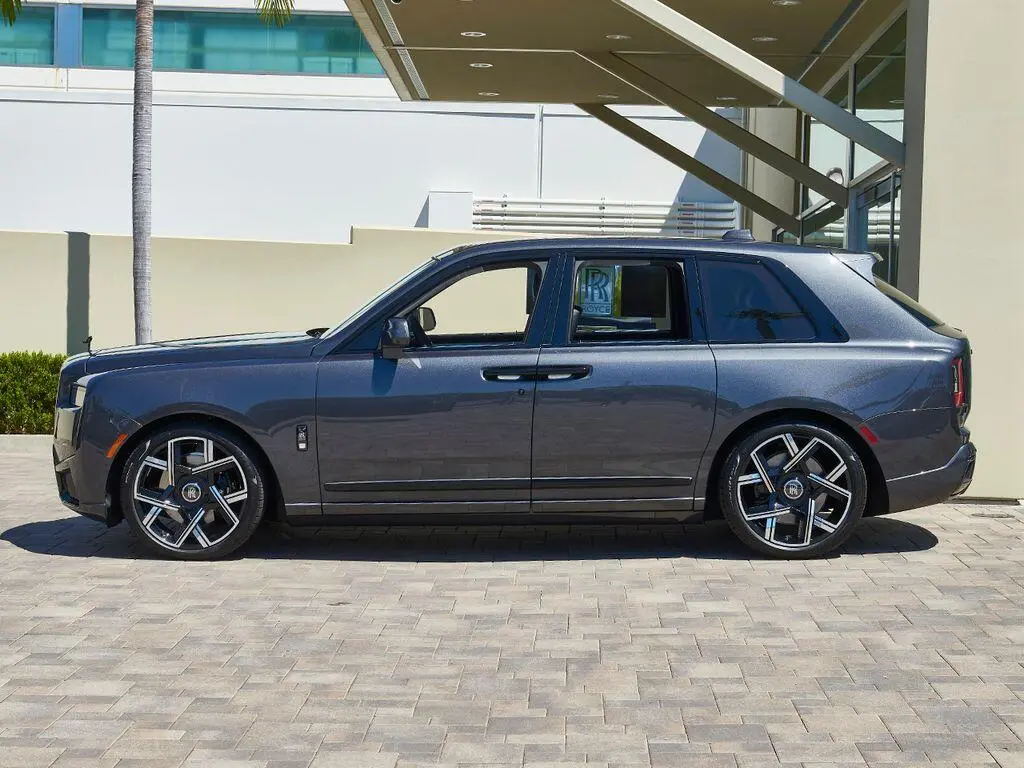 2027 Rolls-Royce Cullinan Black Badge photo 3