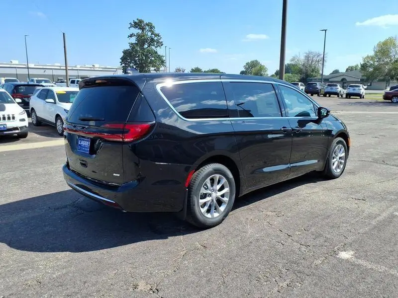 2027 Chrysler Pacifica Select AWD photo 3