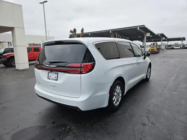 2026 Chrysler Pacifica Select photo 5