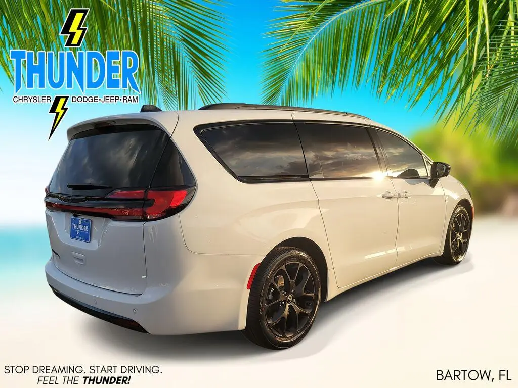 2026 Chrysler Pacifica Select photo 4