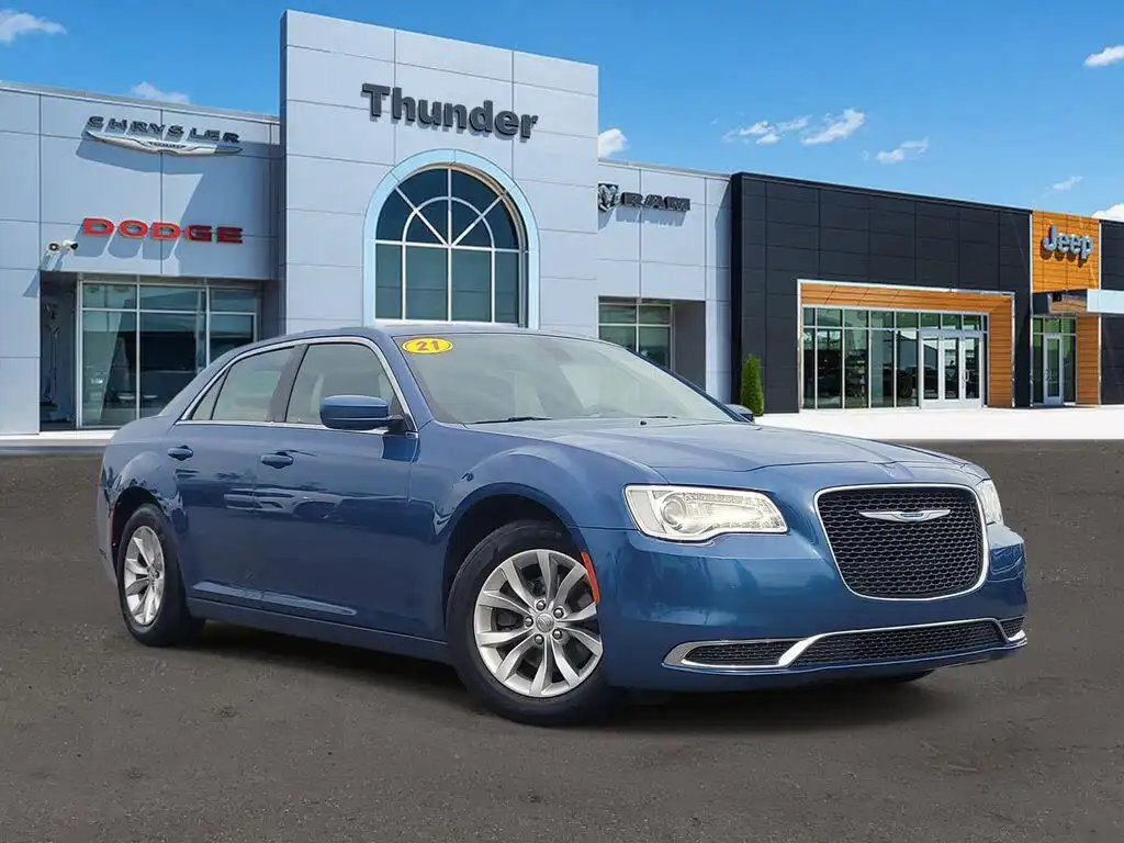 2021 Chrysler 300 Touring's photo