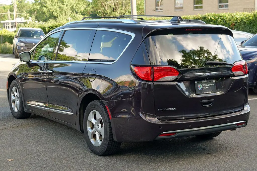 2017 Chrysler Pacifica Touring-L Plus photo 5