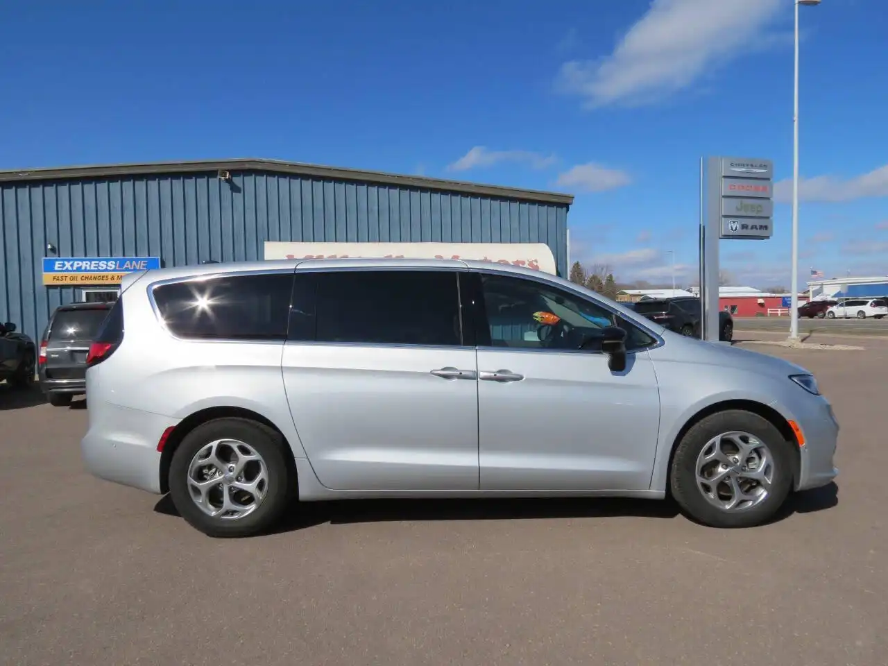 2024 Chrysler Pacifica Limited's photo