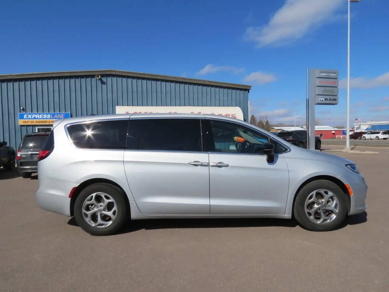 2024 Chrysler Pacifica Limited's photo