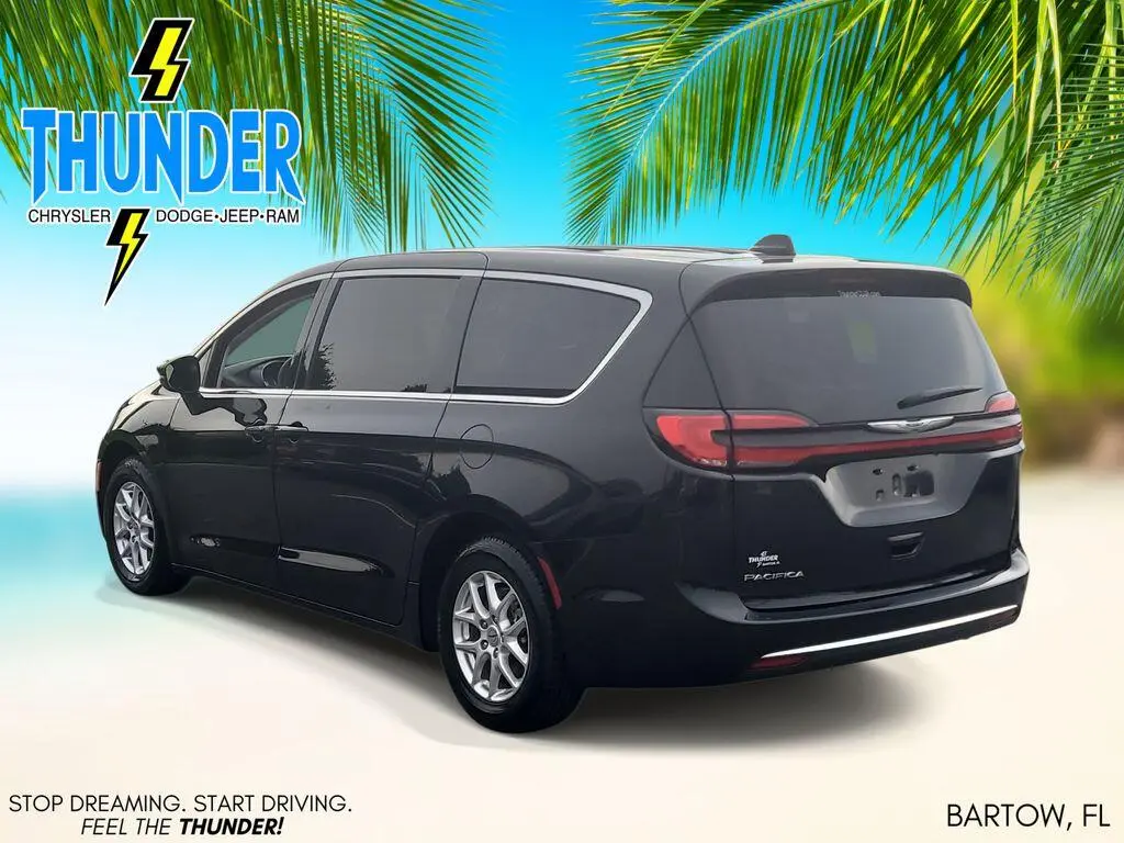 2023 Chrysler Pacifica Touring L photo 3