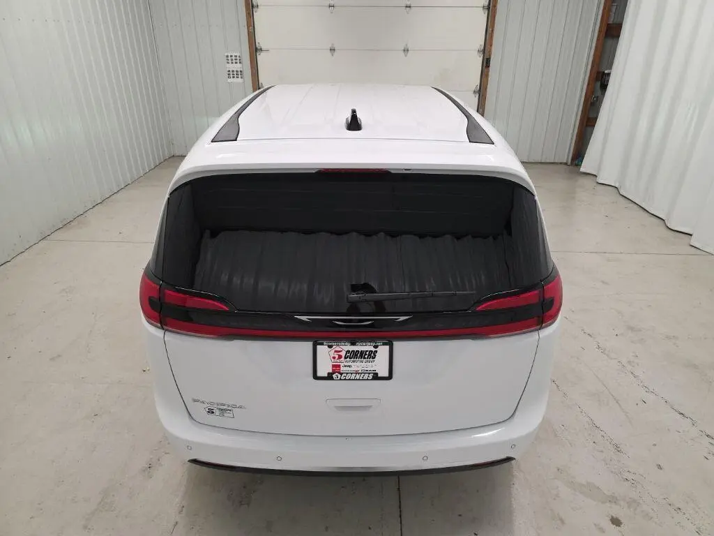 2027 Chrysler Pacifica Select photo 5