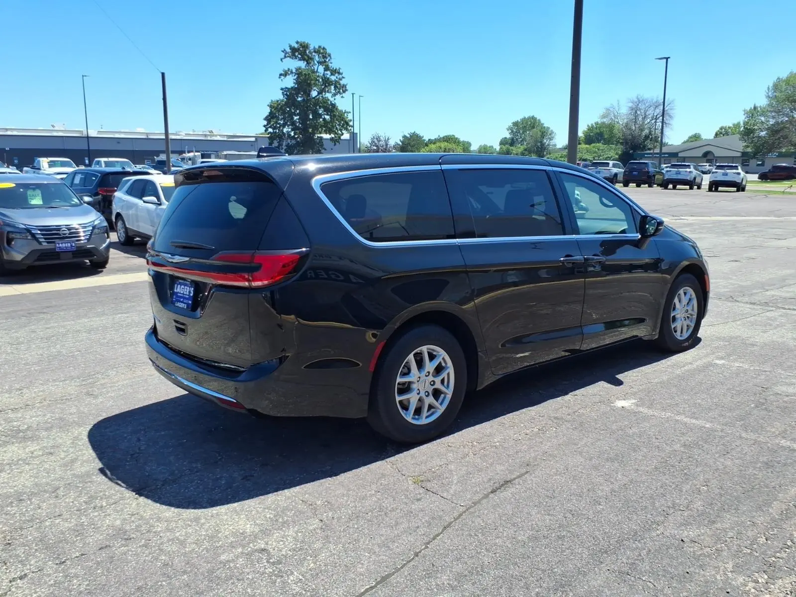 2025 Chrysler Pacifica Select photo 3