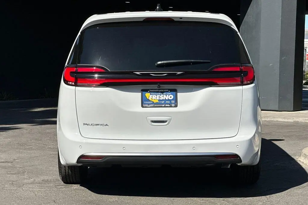 2027 Chrysler Pacifica Select photo 5