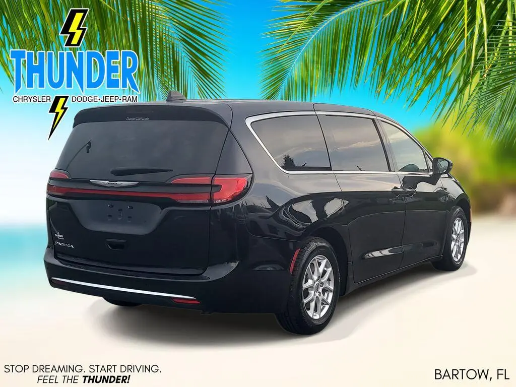 2023 Chrysler Pacifica Touring L photo 4