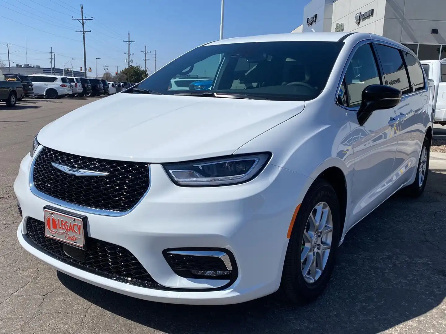 2026 Chrysler Pacifica Select's photo