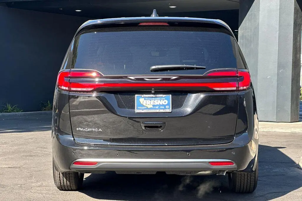 2027 Chrysler Pacifica Select photo 5