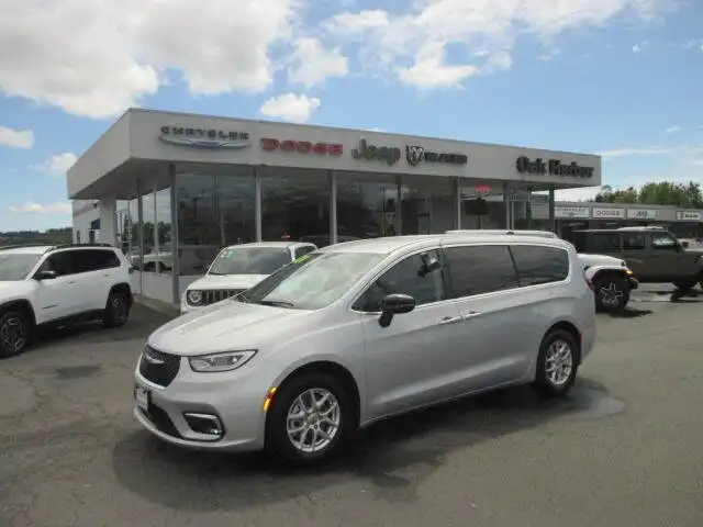 2024 Chrysler Pacifica Touring L's photo