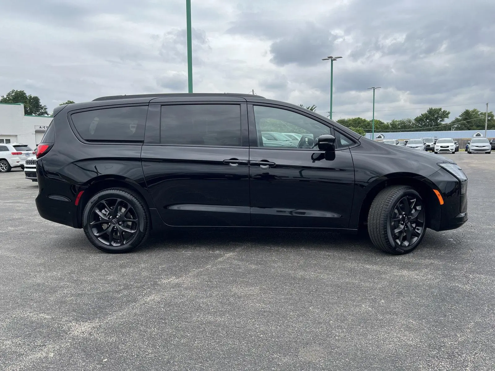 2027 Chrysler Pacifica Limited AWD photo 3