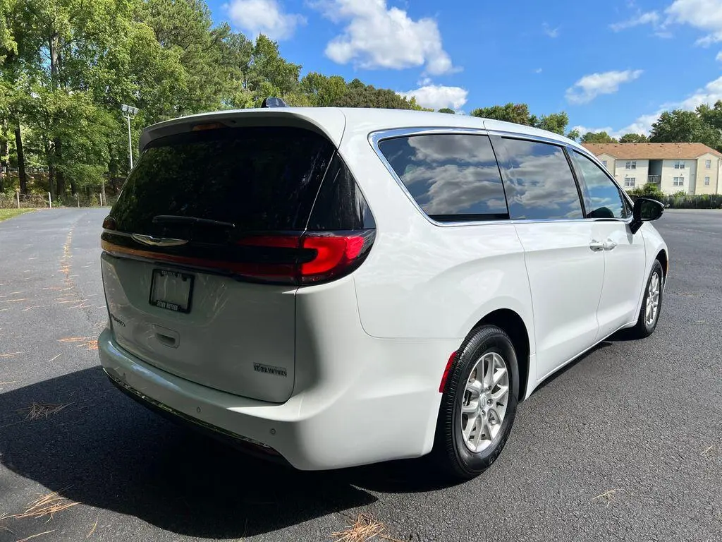 2025 Chrysler Pacifica Select photo 3