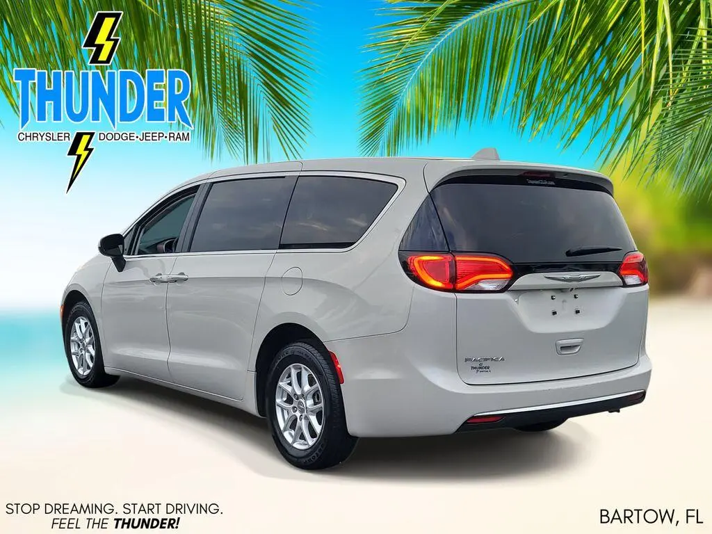 2017 Chrysler Pacifica Touring Plus photo 3