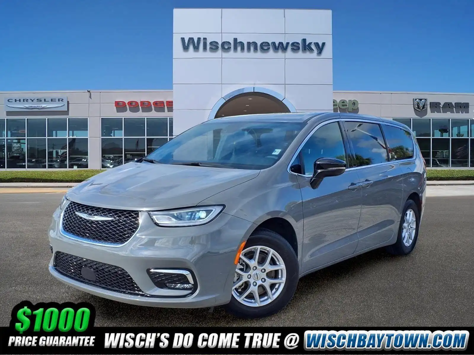 2025 Chrysler Pacifica Select's photo
