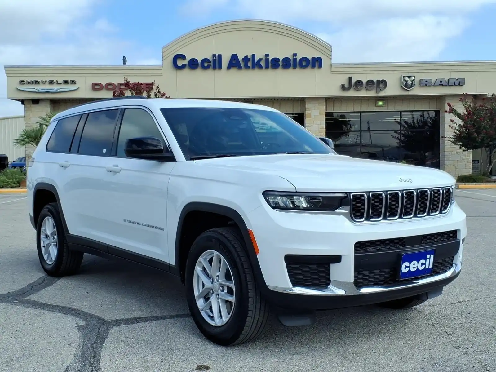 2026 Jeep Grand Cherokee L Laredo's photo