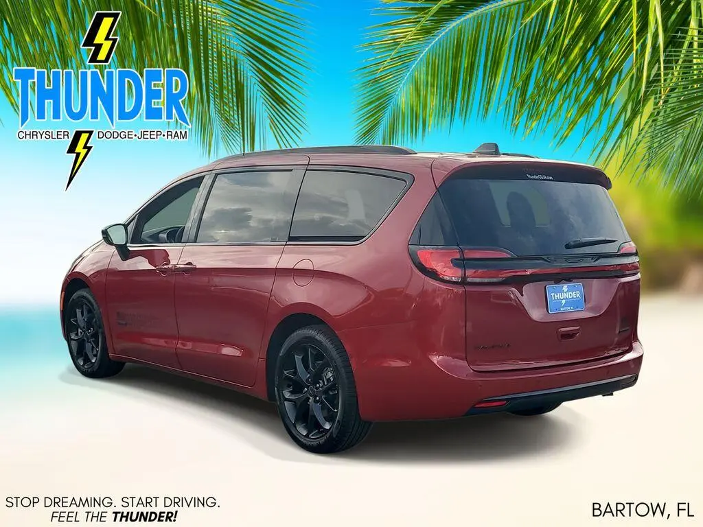 2027 Chrysler Pacifica Select photo 3