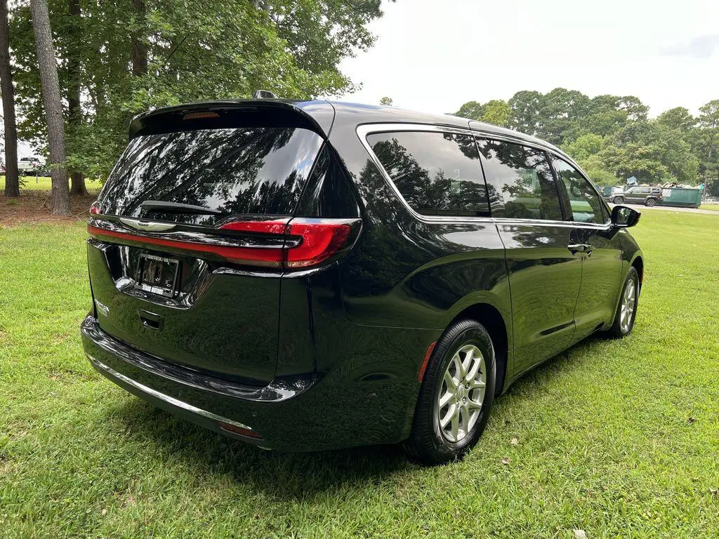 2026 Chrysler Pacifica Select photo 3