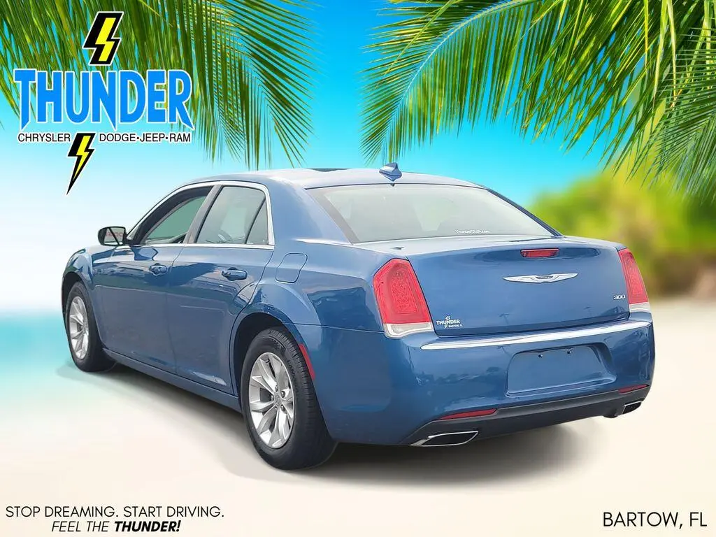 2021 Chrysler 300 Touring photo 3