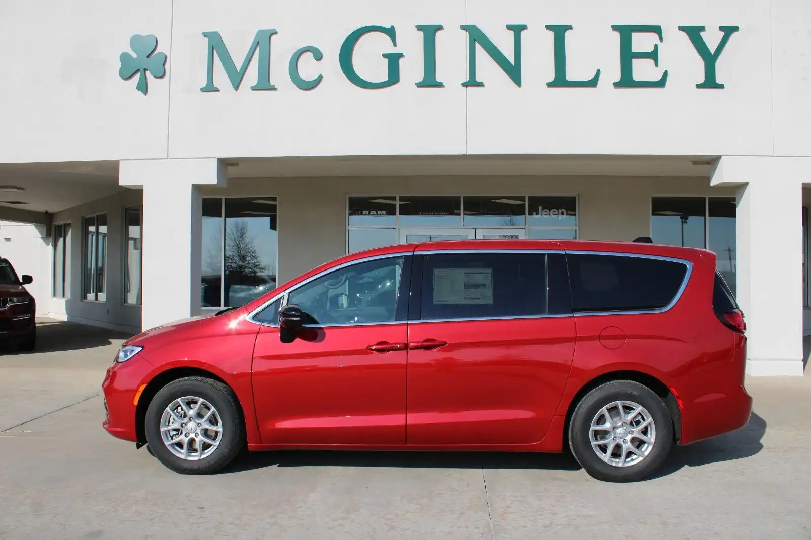2026 Chrysler Pacifica Select's photo