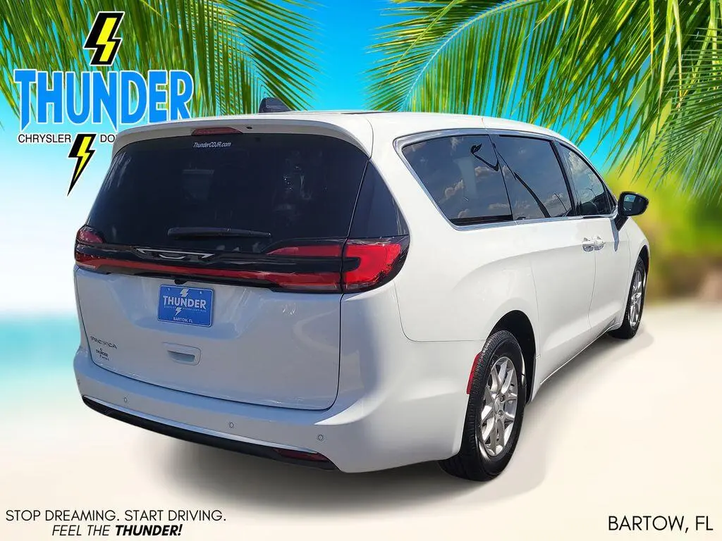 2027 Chrysler Pacifica Select photo 4
