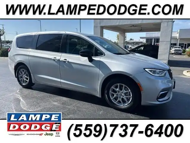 2024 Chrysler Pacifica Touring L's photo
