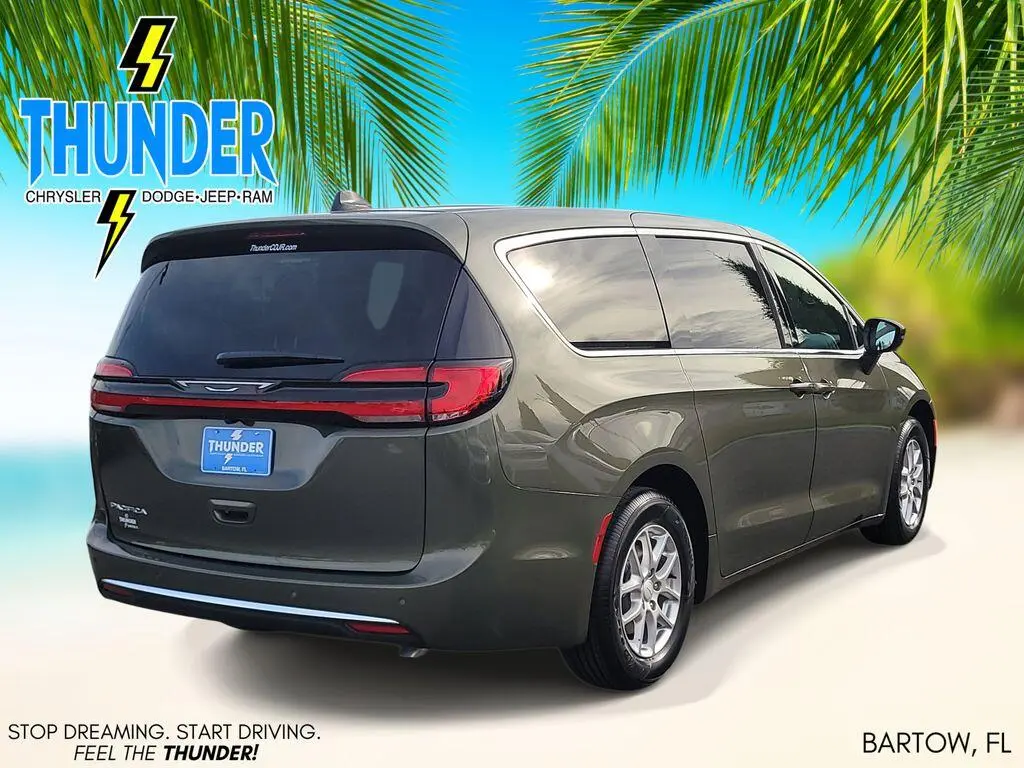 2027 Chrysler Pacifica Select photo 4