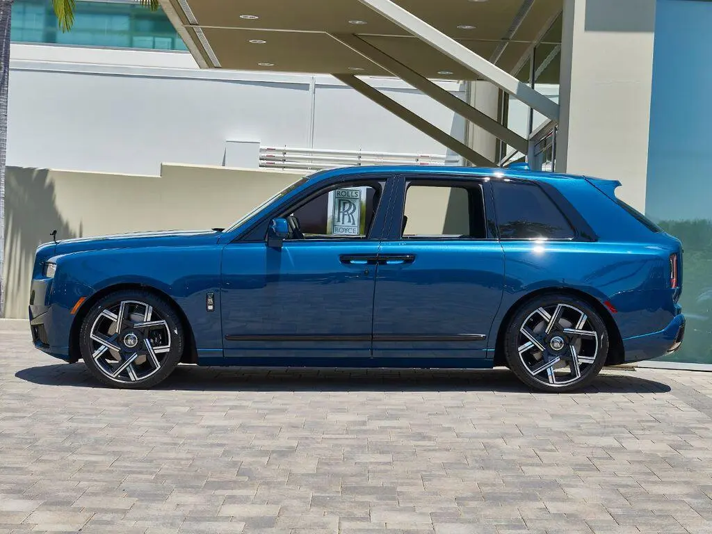 2027 Rolls-Royce Cullinan Black Badge photo 3
