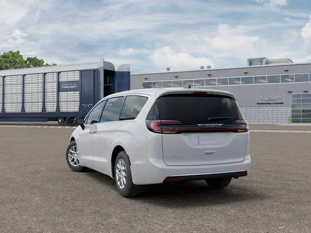 2027 Chrysler Pacifica Select photo 3