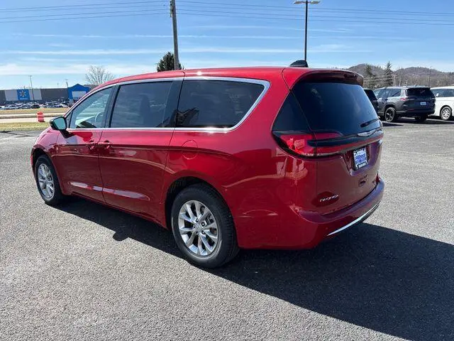 2026 Chrysler Pacifica Select AWD photo 5
