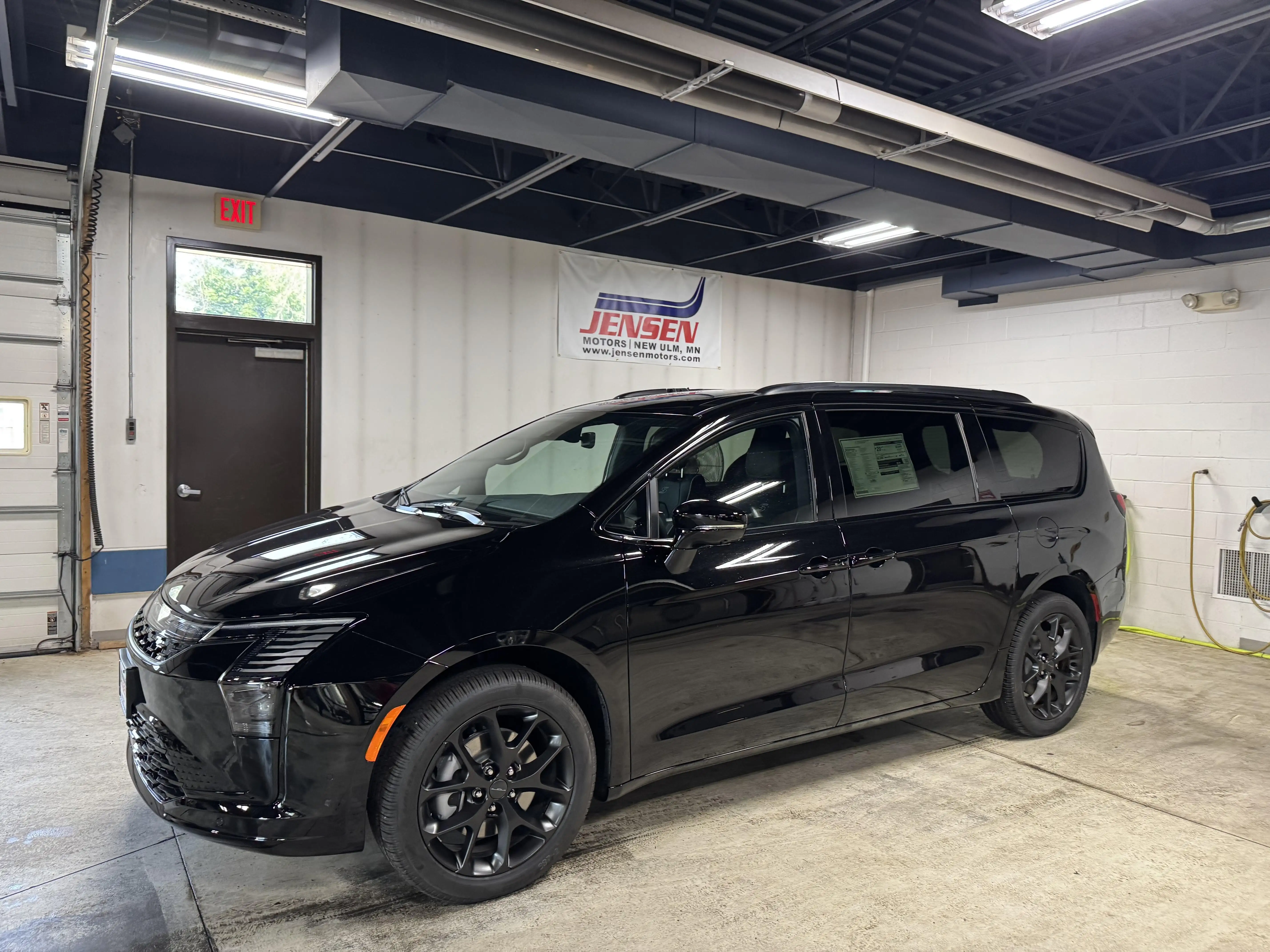 2027 Chrysler Pacifica Limited AWD's photo