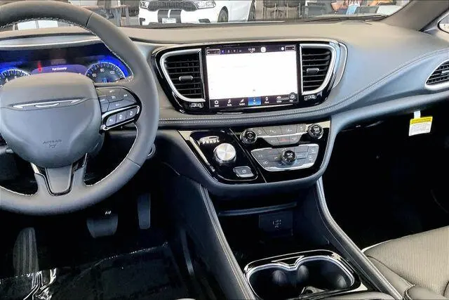 2027 Chrysler Pacifica Limited photo 3