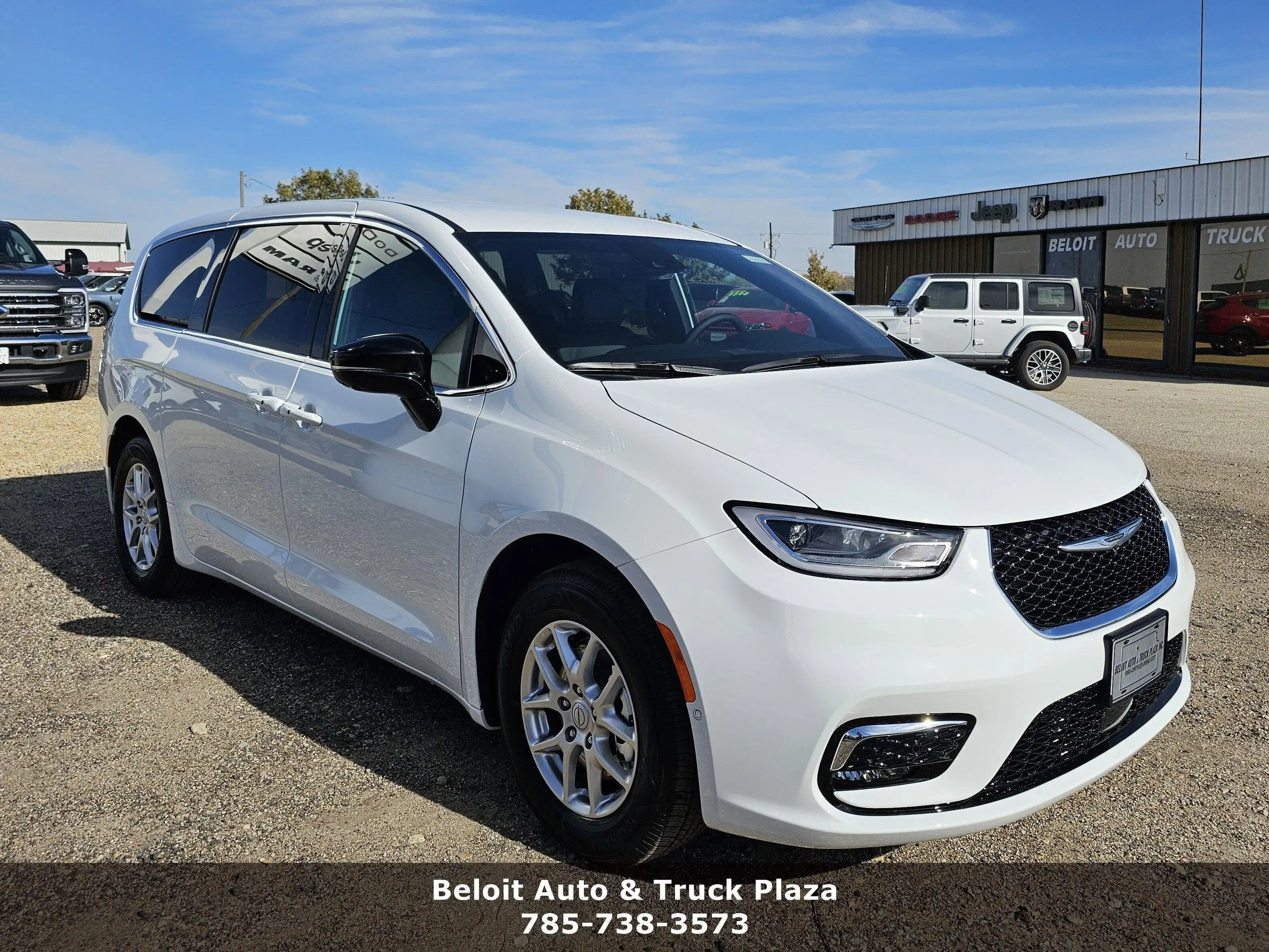 2026 Chrysler Pacifica Select's photo
