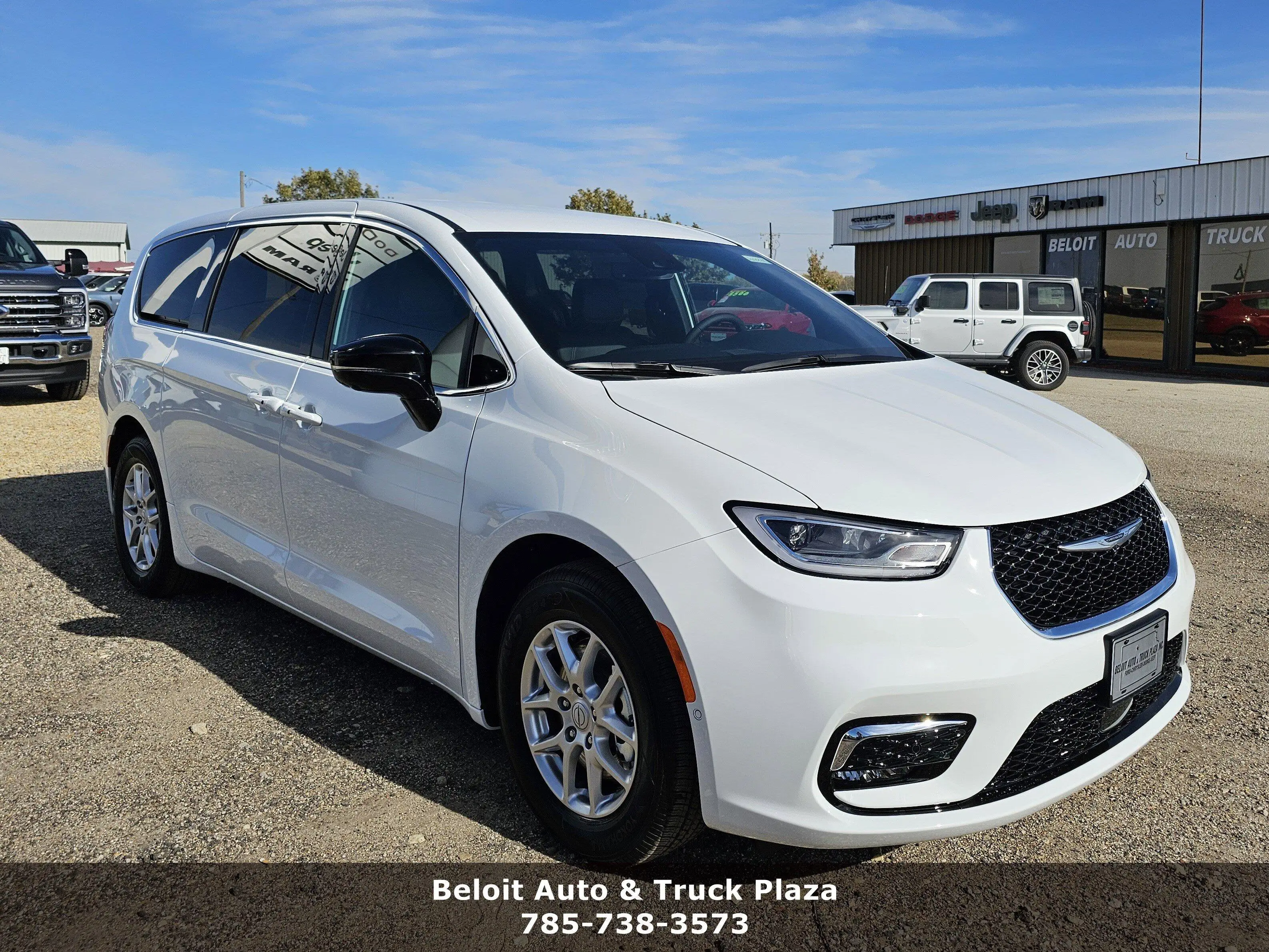 2026 Chrysler Pacifica Select photo 1