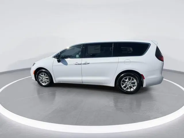 2026 Chrysler Pacifica Select photo 5