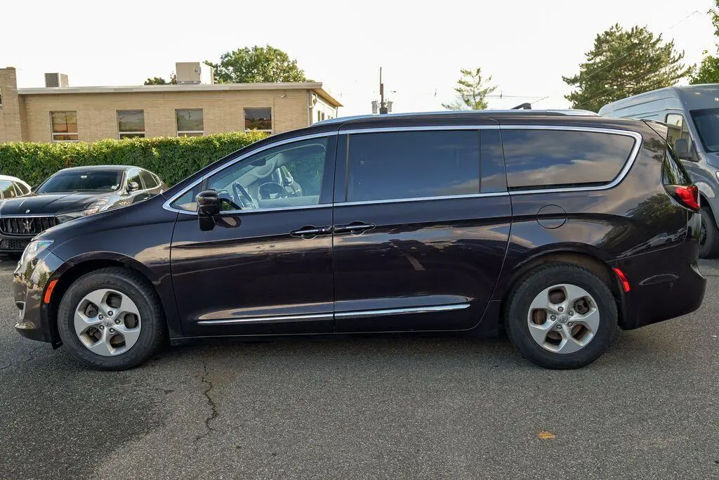 2017 Chrysler Pacifica Touring-L Plus photo 4