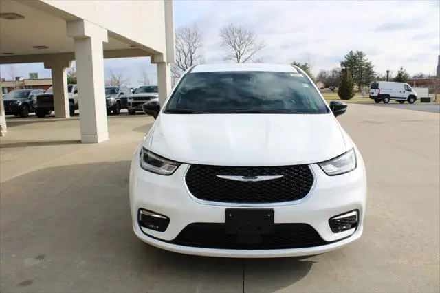 2026 Chrysler Pacifica Select photo 3